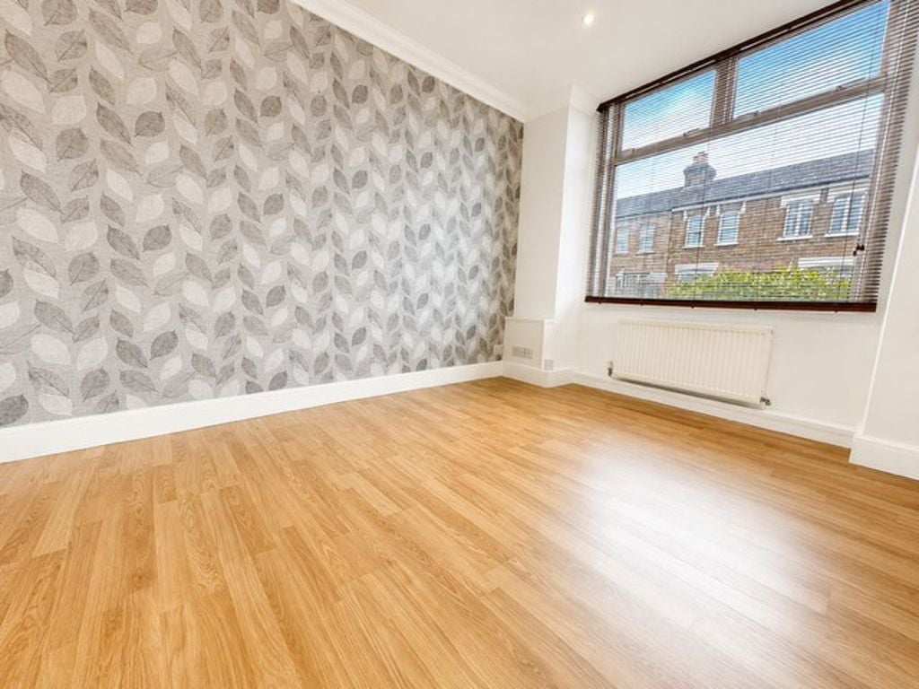 Flat Delamare Road in Cheshunt