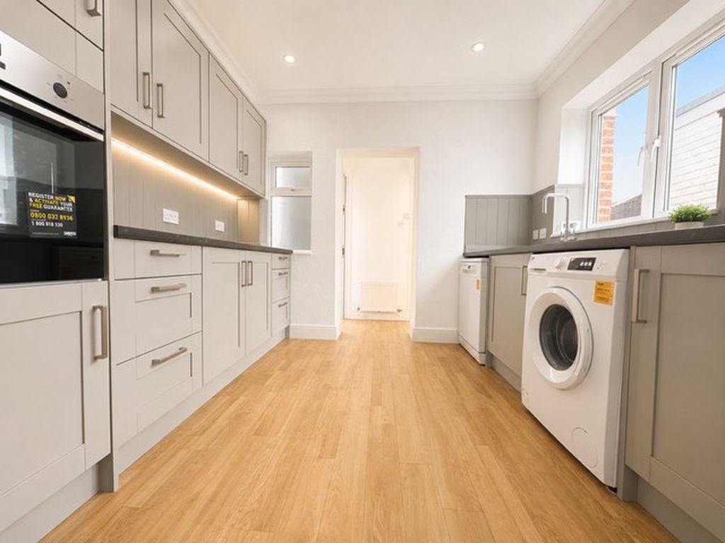 Flat Delamare Road in Cheshunt