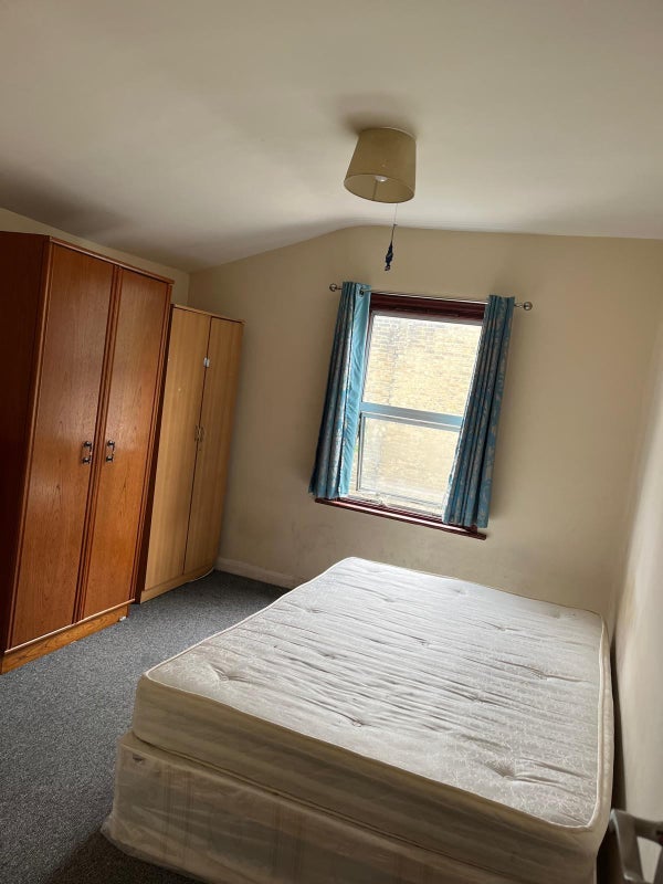 Room Steele Road in Greater London