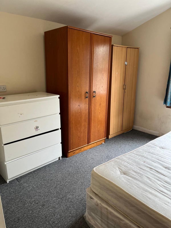 Room Steele Road in Greater London