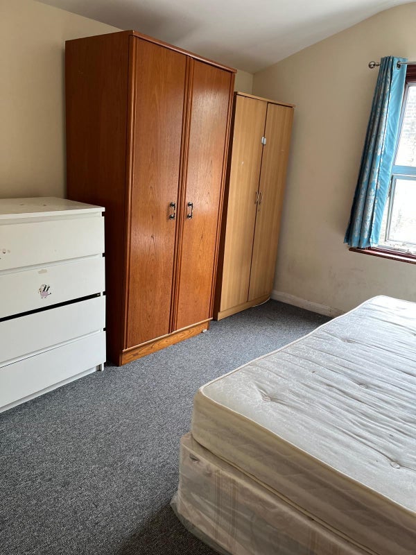 Room Steele Road in Greater London