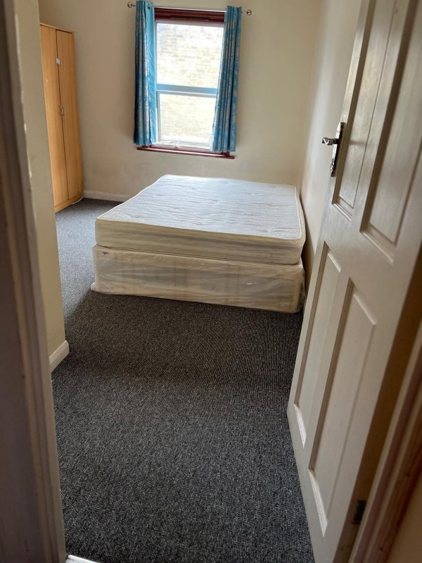 Room Steele Road in Greater London