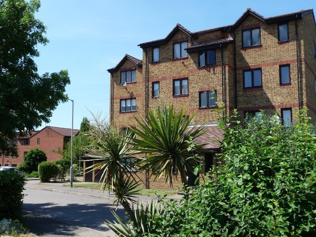 Flat Myers Lane in Greater London