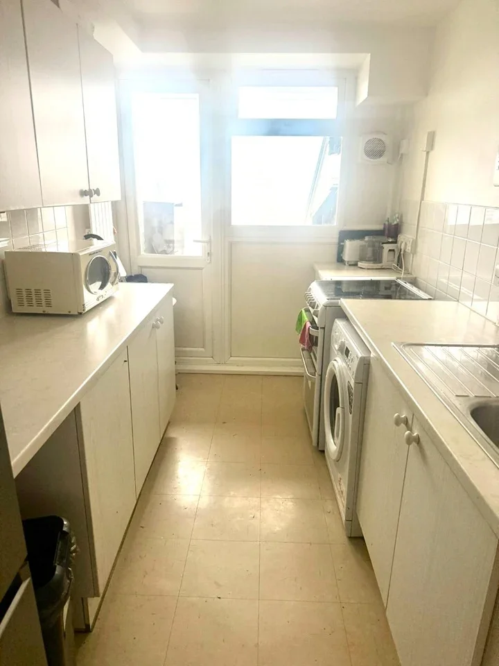 Room Lauriston Road in Greater London