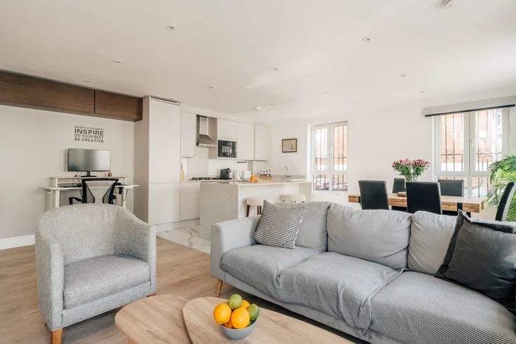 Flat Kensington High Street in Greater London
