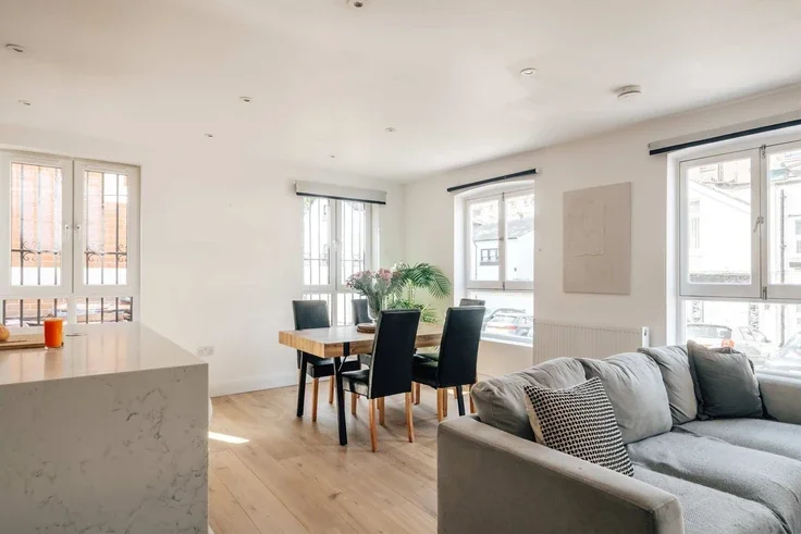 Flat Kensington High Street in Greater London