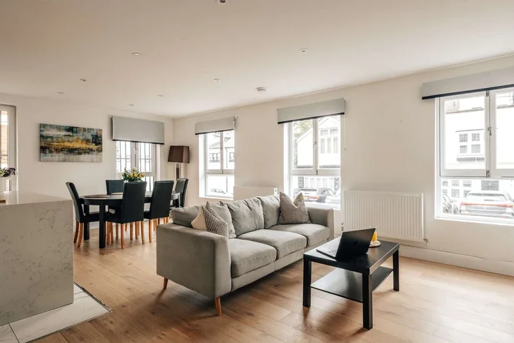 Flat Kensington High Street in Greater London