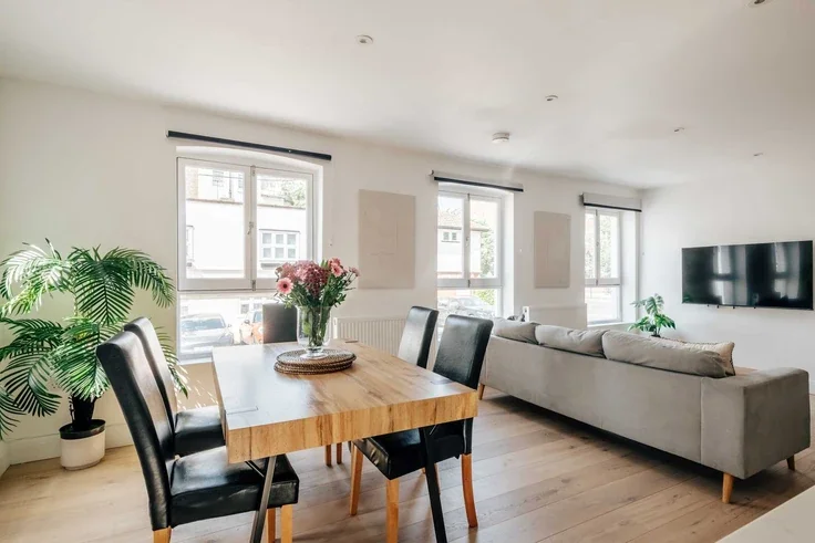 Flat Kensington High Street in Greater London