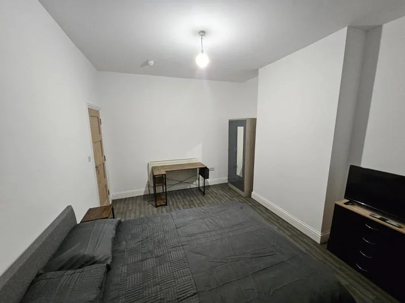 Room Blandford Road in Greater London