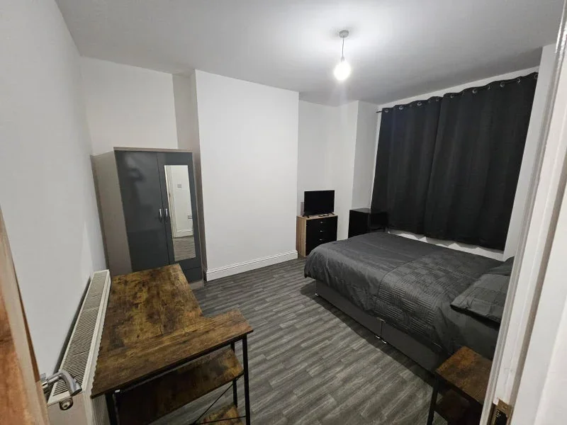 Room Blandford Road in Greater London