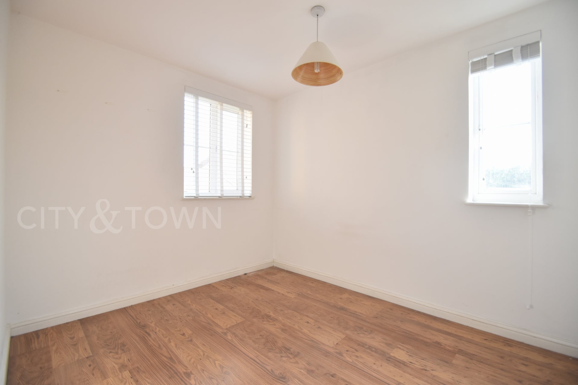 Flat Lancaster Road in Grays
