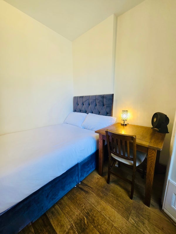 Room Calthorpe Street in Greater London