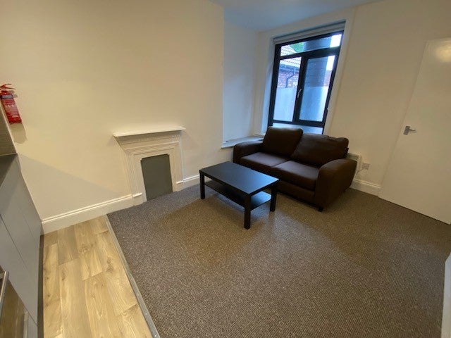 Flat Wilmslow Road in Manchester