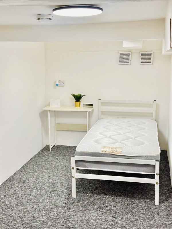 Room Shrewsbury Road in Greater London