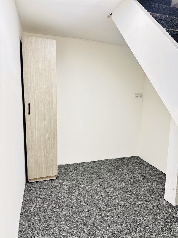 Room Shrewsbury Road in Greater London