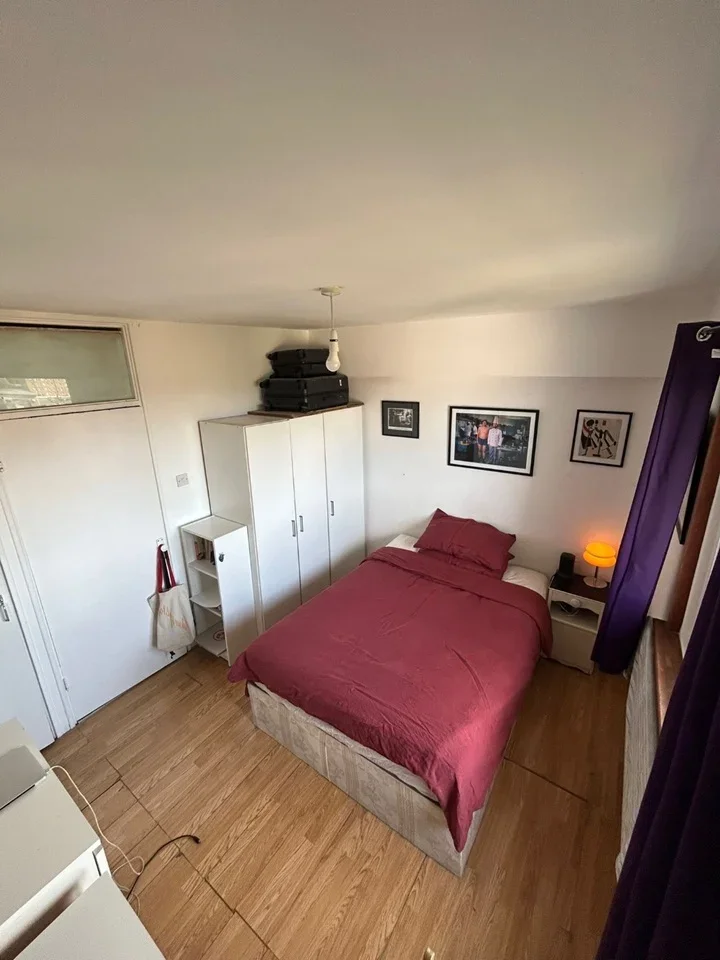 Room Roberta Street in Greater London