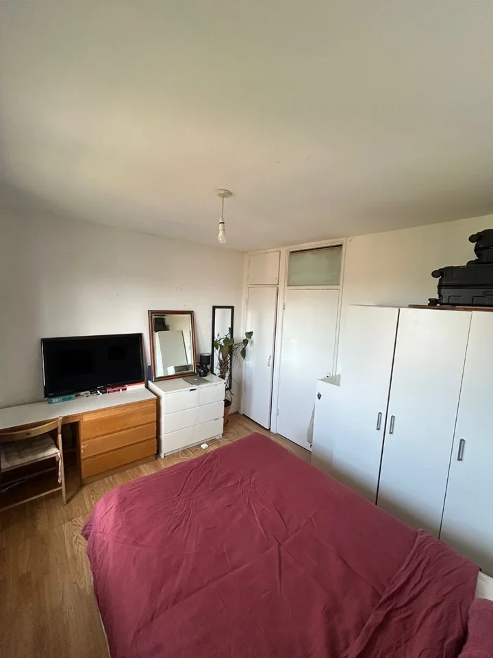 Room Roberta Street in Greater London
