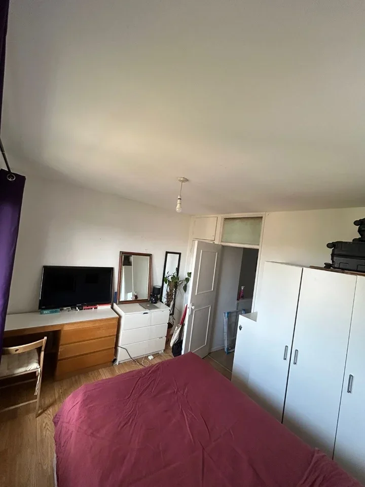 Room Roberta Street in Greater London