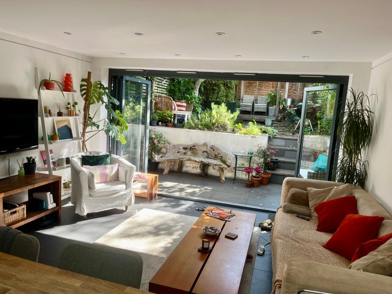 Room Ellesmere Road in Greater London