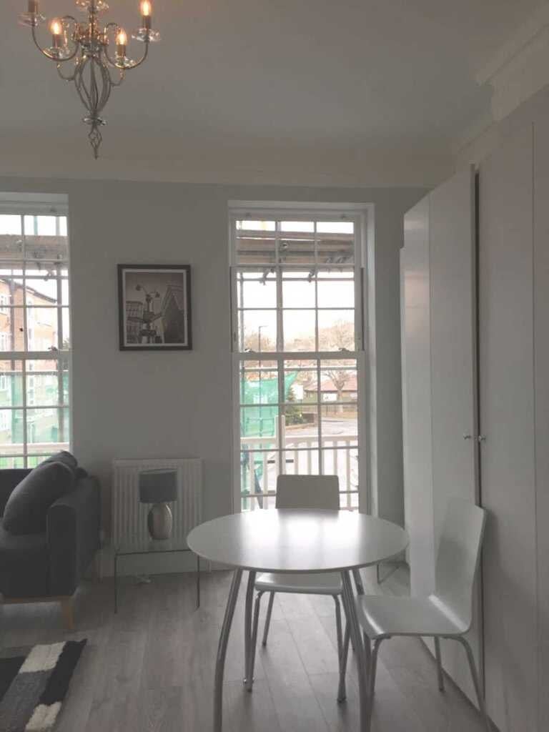 Flat Dordrecht Road in Greater London