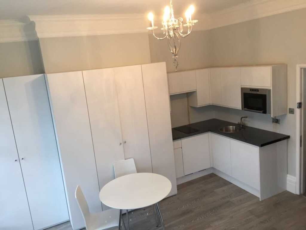 Flat Dordrecht Road in Greater London