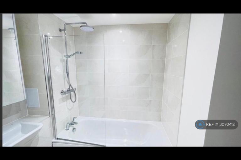 Room Crossways Boulevard in Dartford
