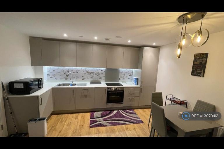 Room Crossways Boulevard in Dartford