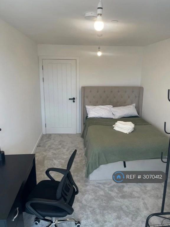Room Crossways Boulevard in Dartford