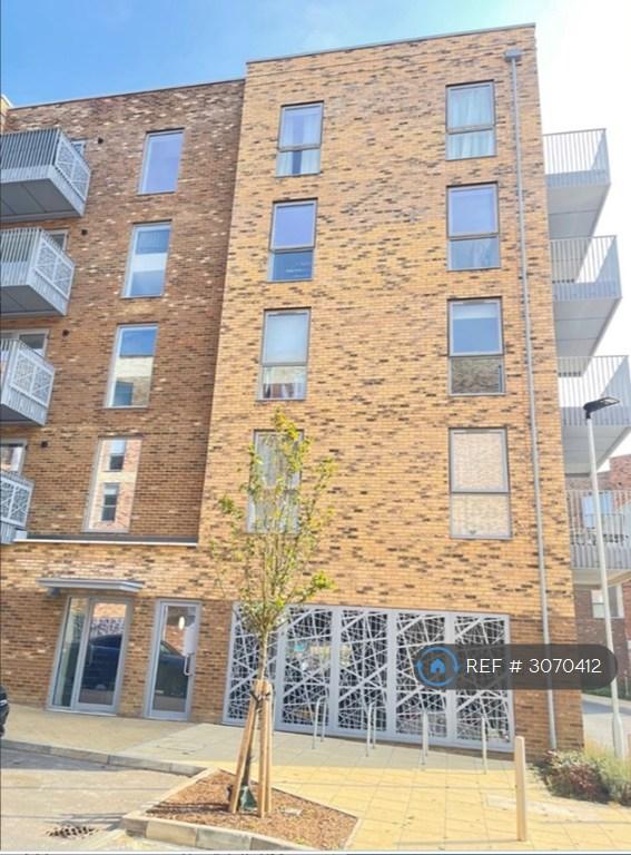 Room Crossways Boulevard in Dartford