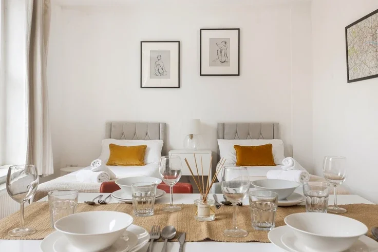 Flat Plender Street in Greater London