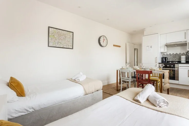 Flat Plender Street in Greater London