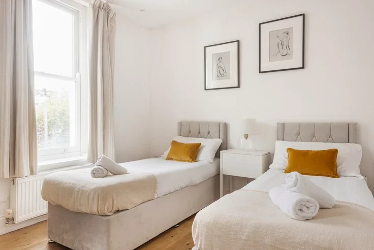 Flat Plender Street in Greater London