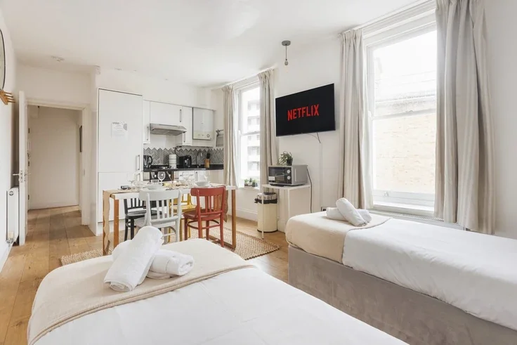 Flat Plender Street in Greater London