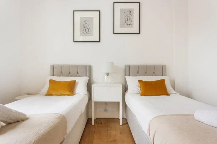 Flat Plender Street in Greater London