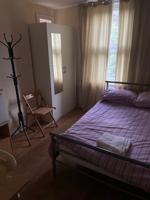 Room Chapter Road in Greater London