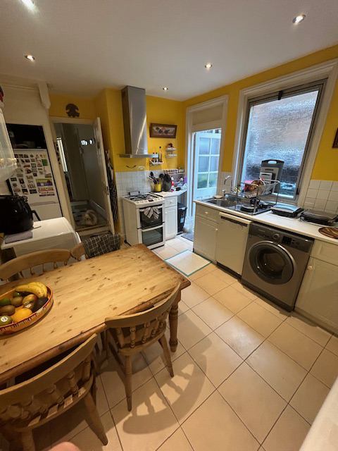 Room Chapter Road in Greater London