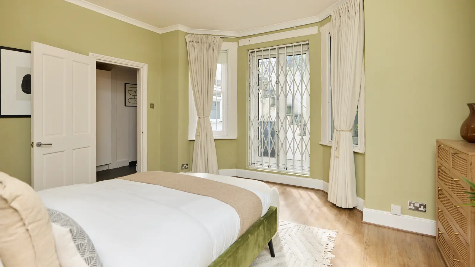 Flat Lower Addison Gardens in Greater London