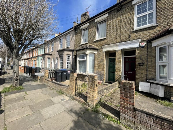 Flat Halstead Road in London