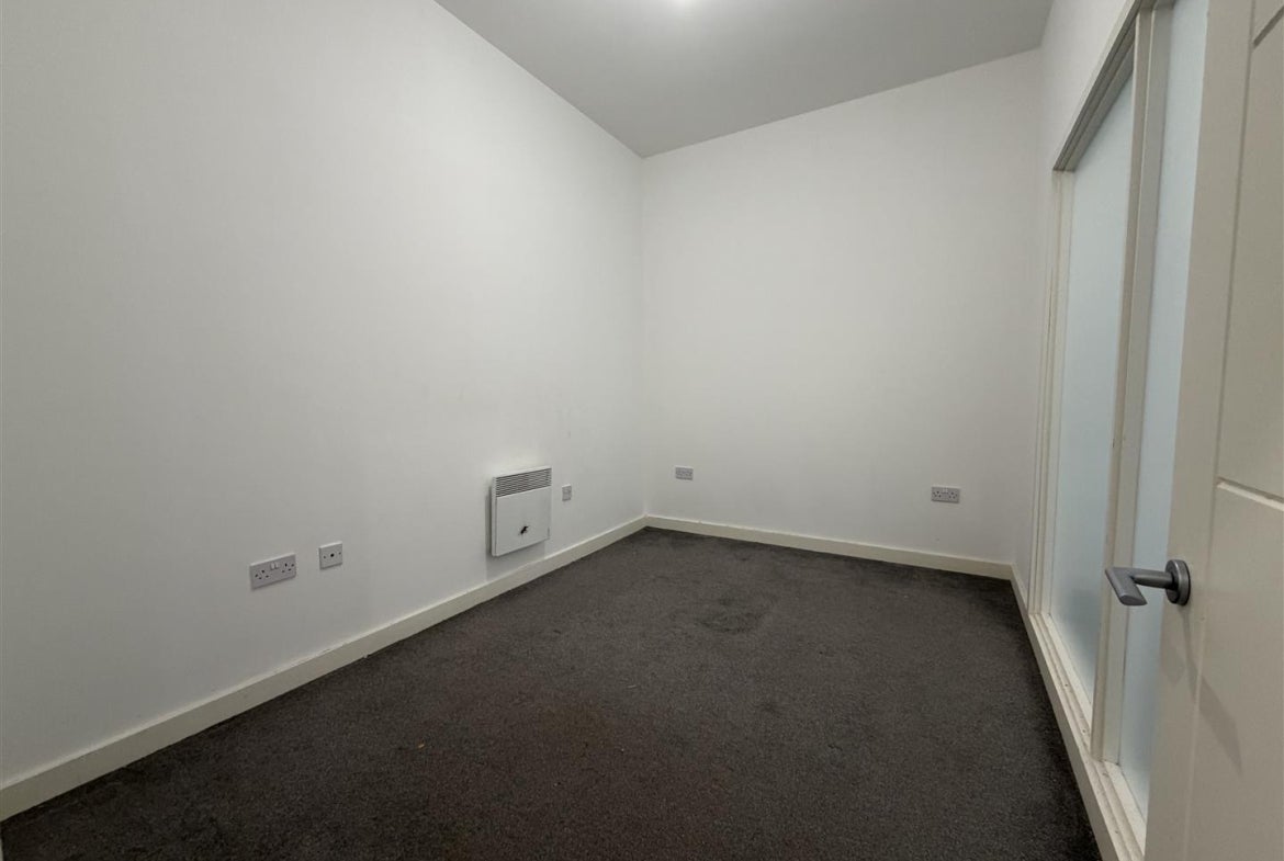 Flat Vicarage Farm Road in Peterborough