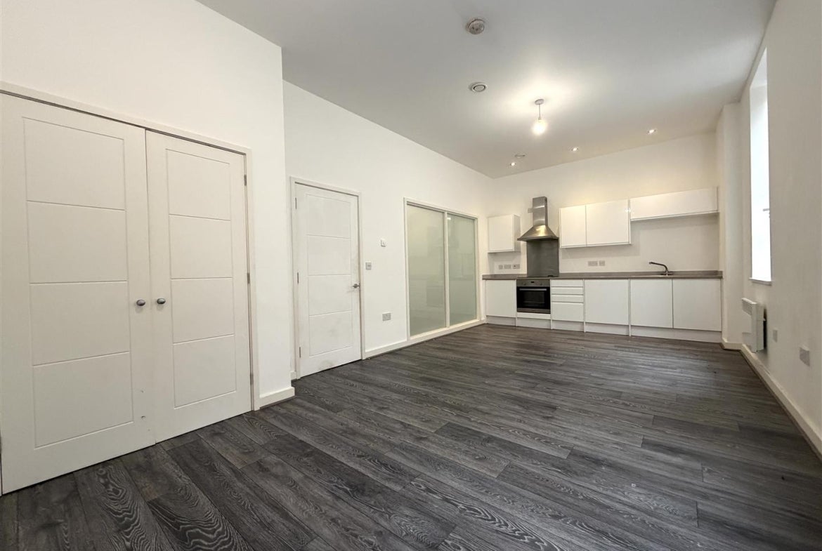 Flat Vicarage Farm Road in Peterborough