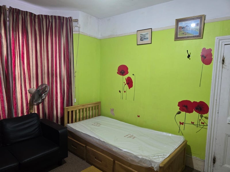 Room Upton Park Road in Greater London
