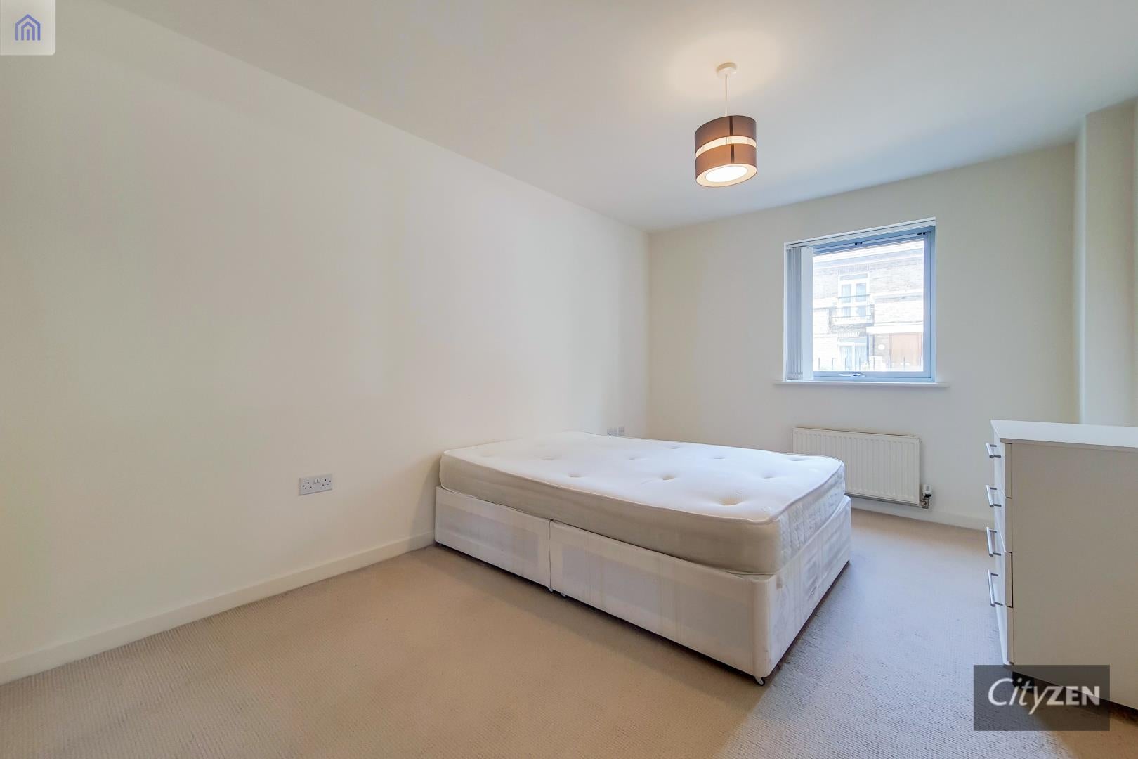 Flat Merchant Street in Greater London