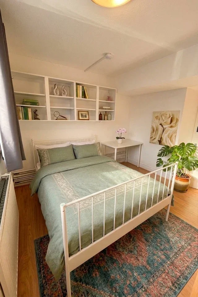 Room Lough Road in Greater London