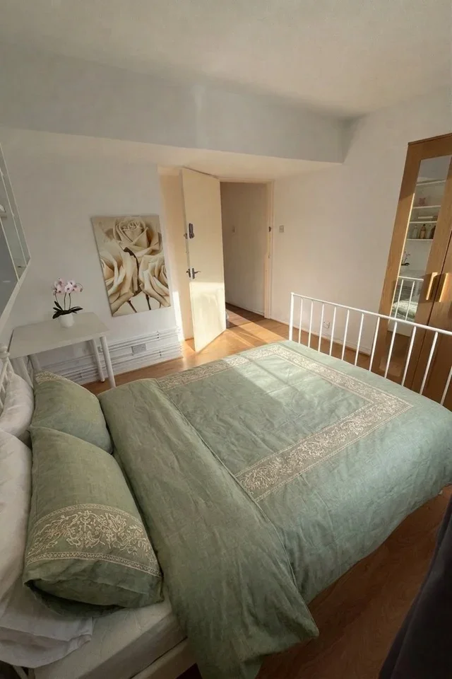 Room Lough Road in Greater London