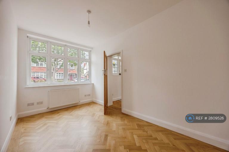 House Oak Avenue in Greater London