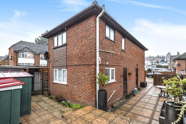 Flat Desborough Avenue in High Wycombe
