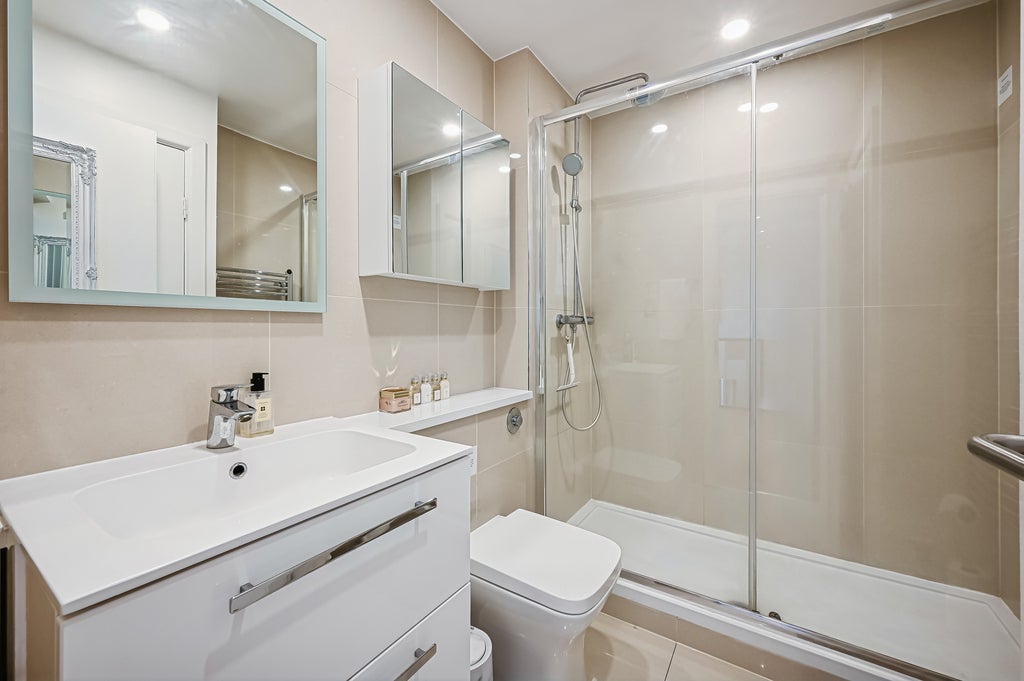 Flat Sloane Avenue in Greater London
