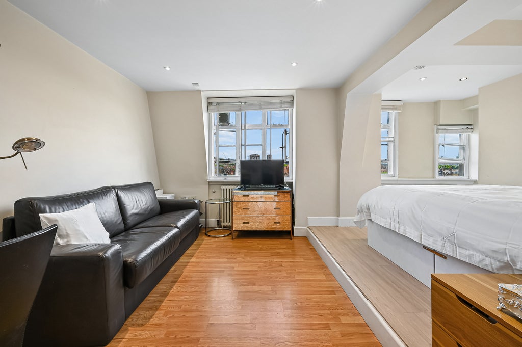 Flat Sloane Avenue in Greater London