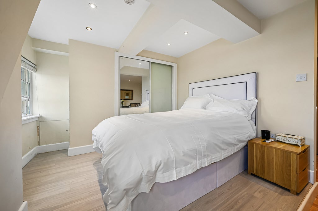 Flat Sloane Avenue in Greater London