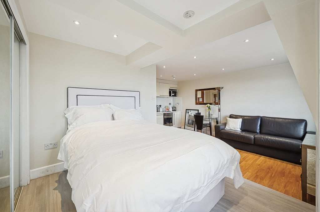 Flat Sloane Avenue in Greater London